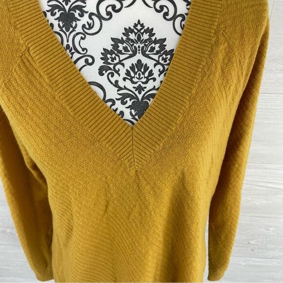 Title Nine V Neck Textured Extra Fine Merino Wool Sweater - Picture 4 of 9